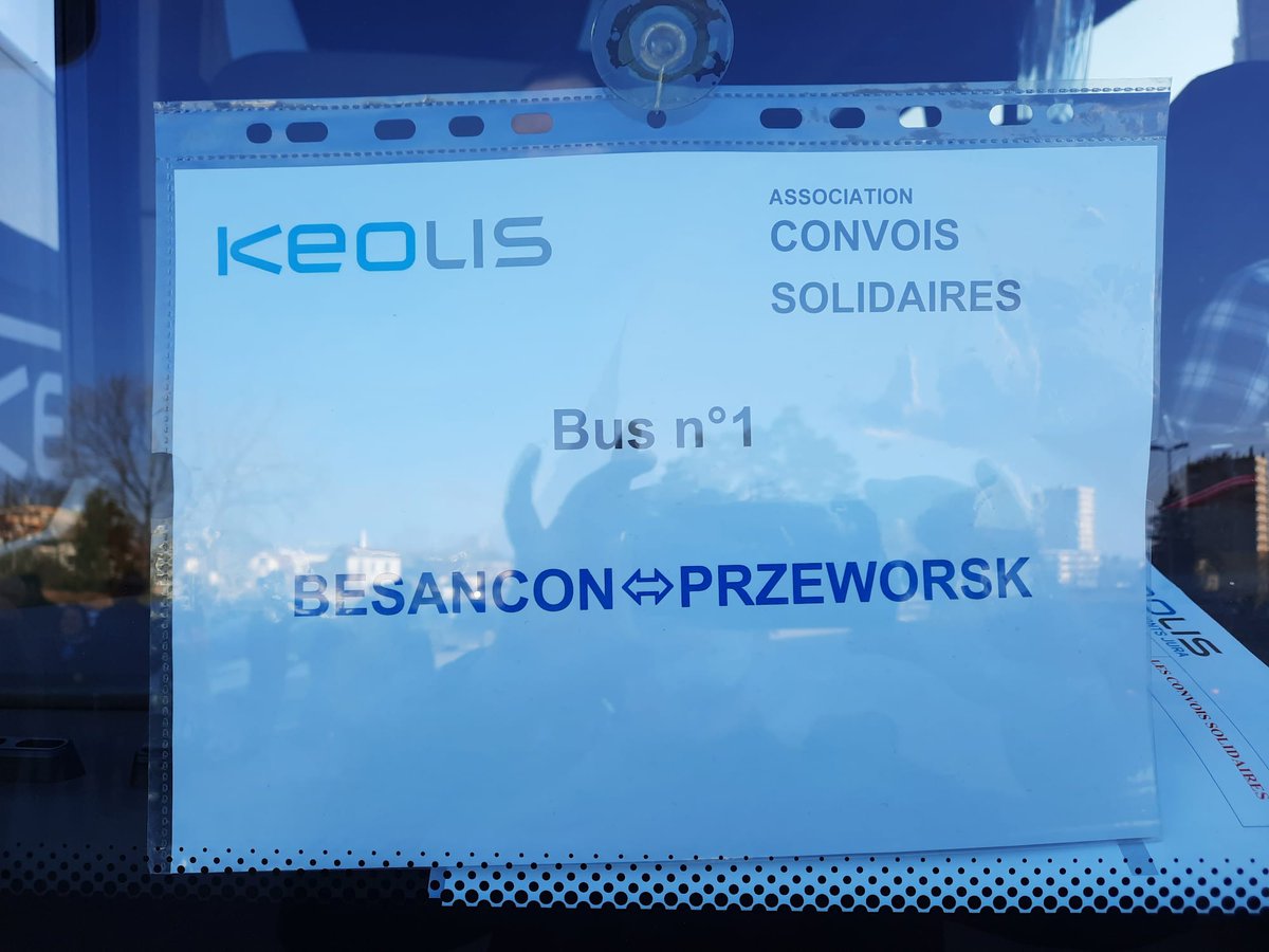 Anne_Vignot's tweet photo. Merci à @KeolisBesancon d'avoir  répondu à la demande des convois solidaires d'affréter 2 cars en Pologne pour rapatrier en France une centaine de réfugiés ukrainiens. #Besancon prend activement sa part dans le mouvement de solidarité en préparant l'accueil au retour. https://t.co/TPPZmXpGIt