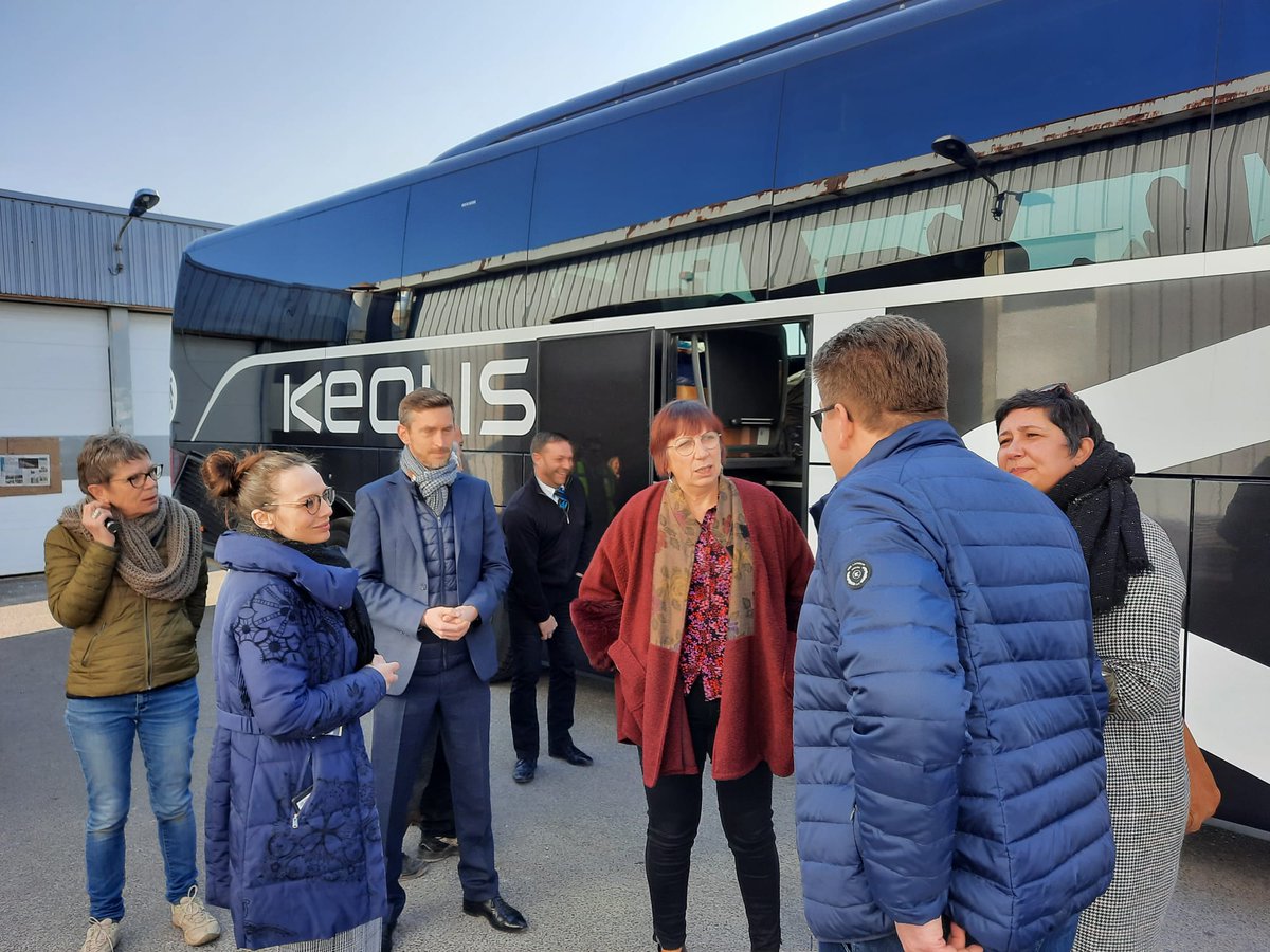 Anne_Vignot's tweet photo. Merci à @KeolisBesancon d'avoir  répondu à la demande des convois solidaires d'affréter 2 cars en Pologne pour rapatrier en France une centaine de réfugiés ukrainiens. #Besancon prend activement sa part dans le mouvement de solidarité en préparant l'accueil au retour. https://t.co/TPPZmXpGIt