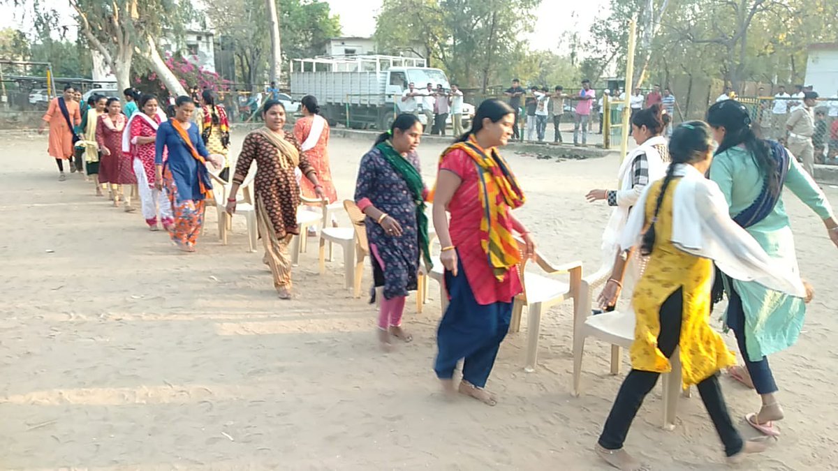 srpf15's tweet photo. આંતરરાષ્ટ્રીય મહીલા દિવસ નિમીતે જુથ-૧૫ HQ ખાતે પોલીસ લાઈનની મહીલાઓને અલગ-અલગ પ્રકારની રમતોમાં ભાગ લેવડાવેલ. અને તેઓના આરોગ્ય અંગેની સમજણ મેડીકલ ઓફીસરશ્રીએ આપેલ. https://t.co/UUnYhTSeSO