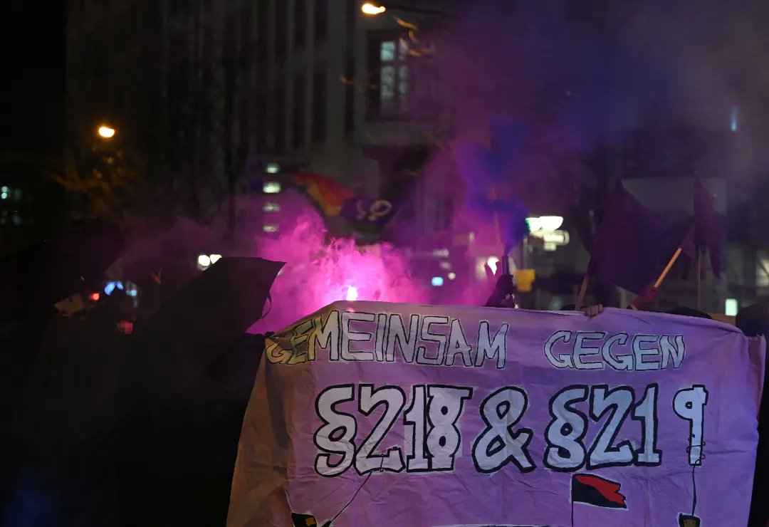 afabasisgruppe's tweet photo. Mit bis zu 3000 Leuten waren wir gestern in #Frankfurt zum #8M2022 auf der Straße. Unseren Redebeitrag, der sich mit dem Zusammenhang von Kapitalismus und Patriarchat beschäftigt, könnt ihr jetzt auf unserer Webseite nachlesen: https://t.co/pZrKoZ2Ps1 #ffm0803 https://t.co/O4vyAEhtDP