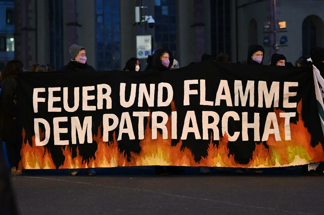 afabasisgruppe's tweet photo. Mit bis zu 3000 Leuten waren wir gestern in #Frankfurt zum #8M2022 auf der Straße. Unseren Redebeitrag, der sich mit dem Zusammenhang von Kapitalismus und Patriarchat beschäftigt, könnt ihr jetzt auf unserer Webseite nachlesen: https://t.co/pZrKoZ2Ps1 #ffm0803 https://t.co/O4vyAEhtDP