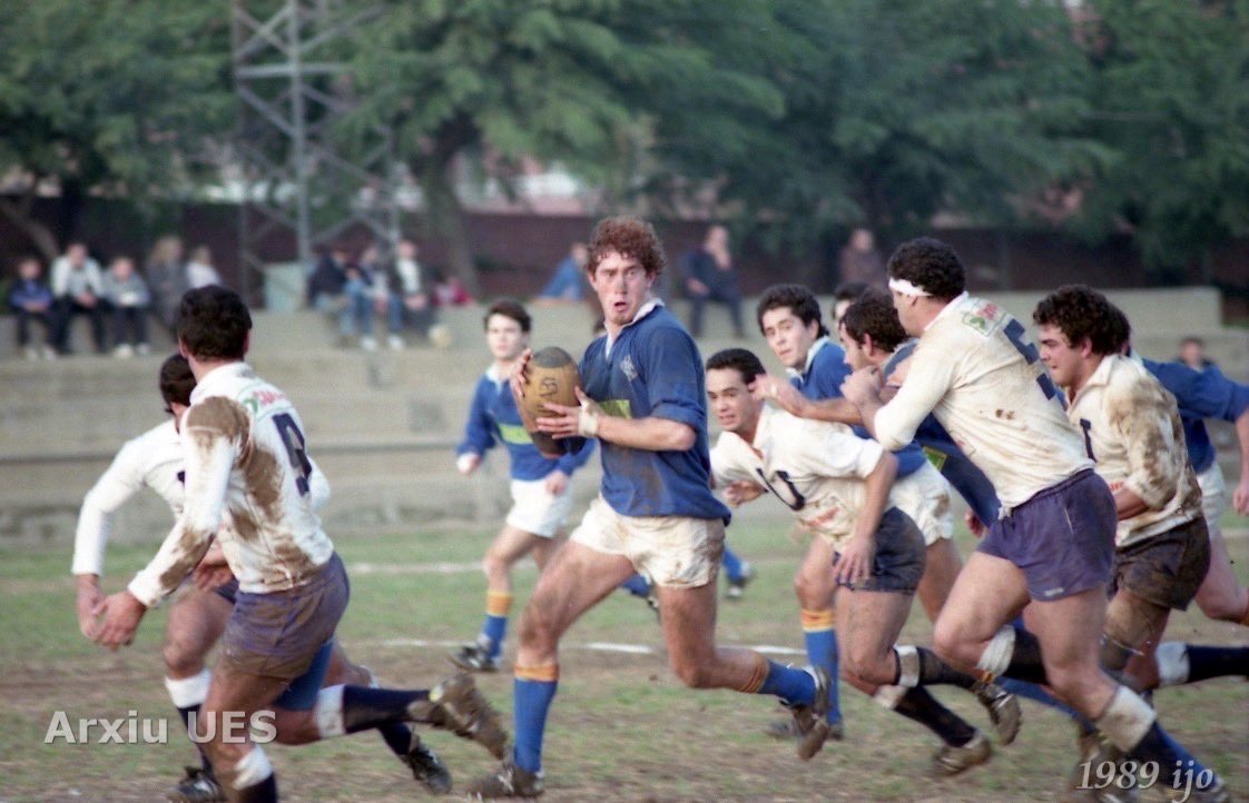 🔙 #ArxiuUES / 𝟗 𝐝𝐞 𝐝𝐞𝐬𝐞𝐦𝐛𝐫𝐞 𝟏𝟗𝟖𝟗. Final de la XIV Copa Ibèrica UES - CD Universitario de Lisboa al Baldiri Aleu. Victòria santboiana per 13 a 6 en un partit molt igualat. 

🏉 Amb l'oval Albert Malo envoltat de jugadors portuguesos. 

#FerroSantBoi