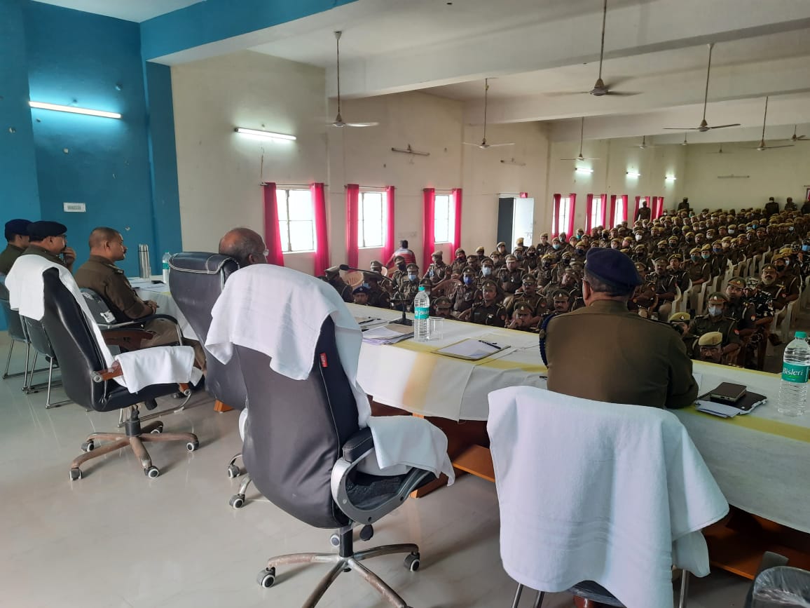 shravastipolice's tweet photo. #Shravastipolice 
#विधानसभाचुनाव2022 की मतगणना को शांतिपूर्ण ढंग से संपन्न कराने के लिए ड्यूटी में लगे सभी अधिकारी/कर्मचारियों को पुलिस अधीक्षक श्री अरविन्द कुमार मौर्य द्वारा किया गया ब्रीफ, दिया गया आवश्यक दिशा -निर्देश।

#UPPolice
#KCGoswami1 https://t.co/LC1man9nt4
