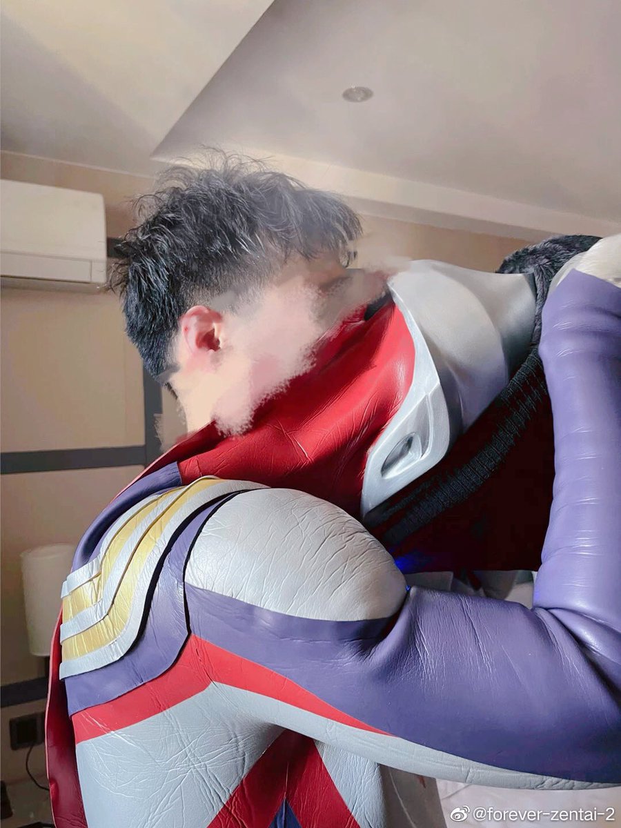 不穿打底衣，直接穿奥特曼皮套，汗水哗哗流。顺着额头流到眼睛里当时就哭了，沙的疼。忍着没说出来。继续互动