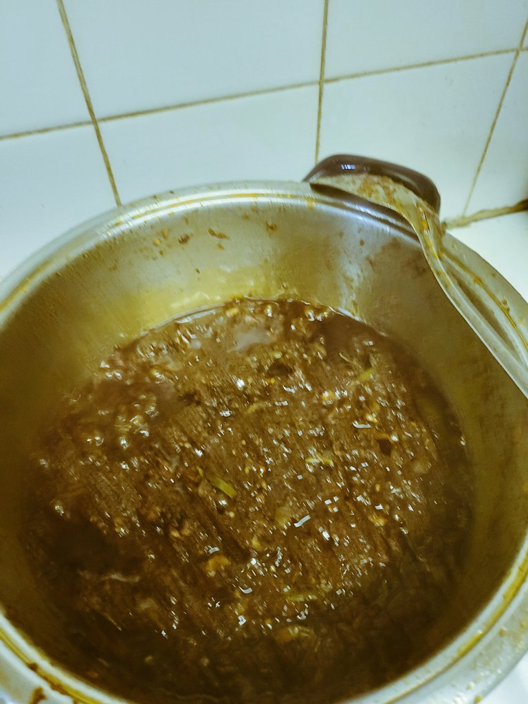 EugeniaKulaAmey's tweet photo. I respect African women,I spent my #IWD2022 cooking this cassava leaves stew.Crayfish, blended tomatoes & habanero chillies,eggplant & peanut powder. I tried shito @tito_mboweni fav. eith cray fish.Its not to oilly for preservation.#BrianMolefe #Ringo #NewDaw #coatsofmanycolours https://t.co/xmiw5PqmLw