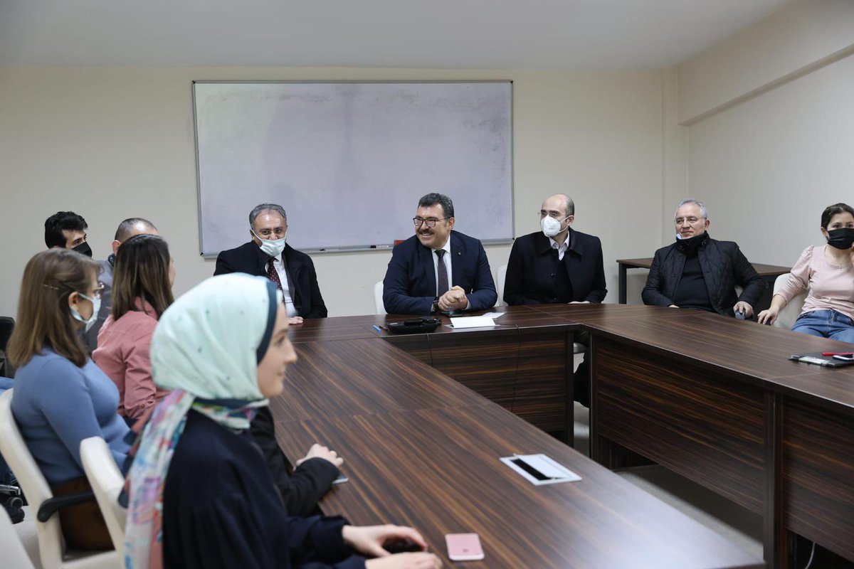 ProfHasanMandal's tweet photo. Gece saat 22.00. 
@EruMedya Nanoteknoloji Araştırma Merkezi'ne (ERNAM) söz verdiğimiz ziyareti gerçekleştirdik.
2232 Lider Araştırmacımız Yavuz Nuri Ertaş Hocamızın ve ekibinin moleküler biyoloji ve biyomedikal alanındaki yenilikçi araştırma çalışmaları hakkında bilgi aldık. https://t.co/v8Fj9DJdmq