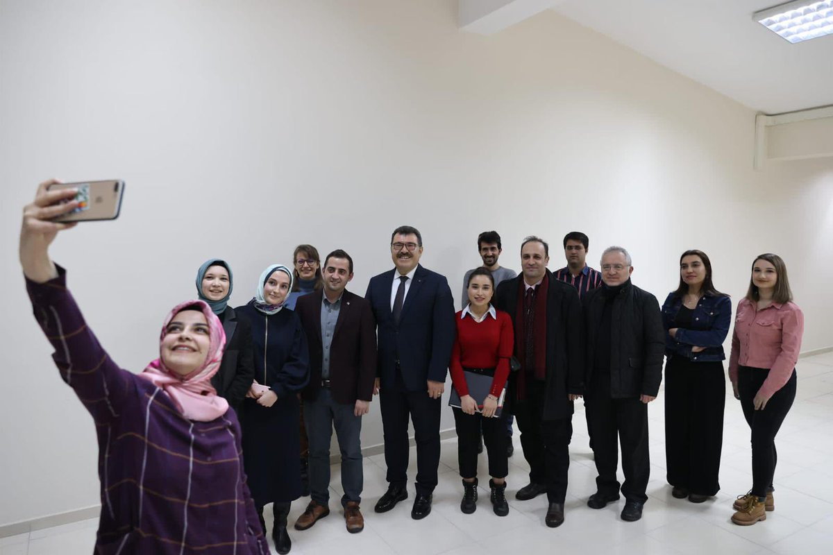 ProfHasanMandal's tweet photo. Gece saat 22.00. 
@EruMedya Nanoteknoloji Araştırma Merkezi'ne (ERNAM) söz verdiğimiz ziyareti gerçekleştirdik.
2232 Lider Araştırmacımız Yavuz Nuri Ertaş Hocamızın ve ekibinin moleküler biyoloji ve biyomedikal alanındaki yenilikçi araştırma çalışmaları hakkında bilgi aldık. https://t.co/v8Fj9DJdmq