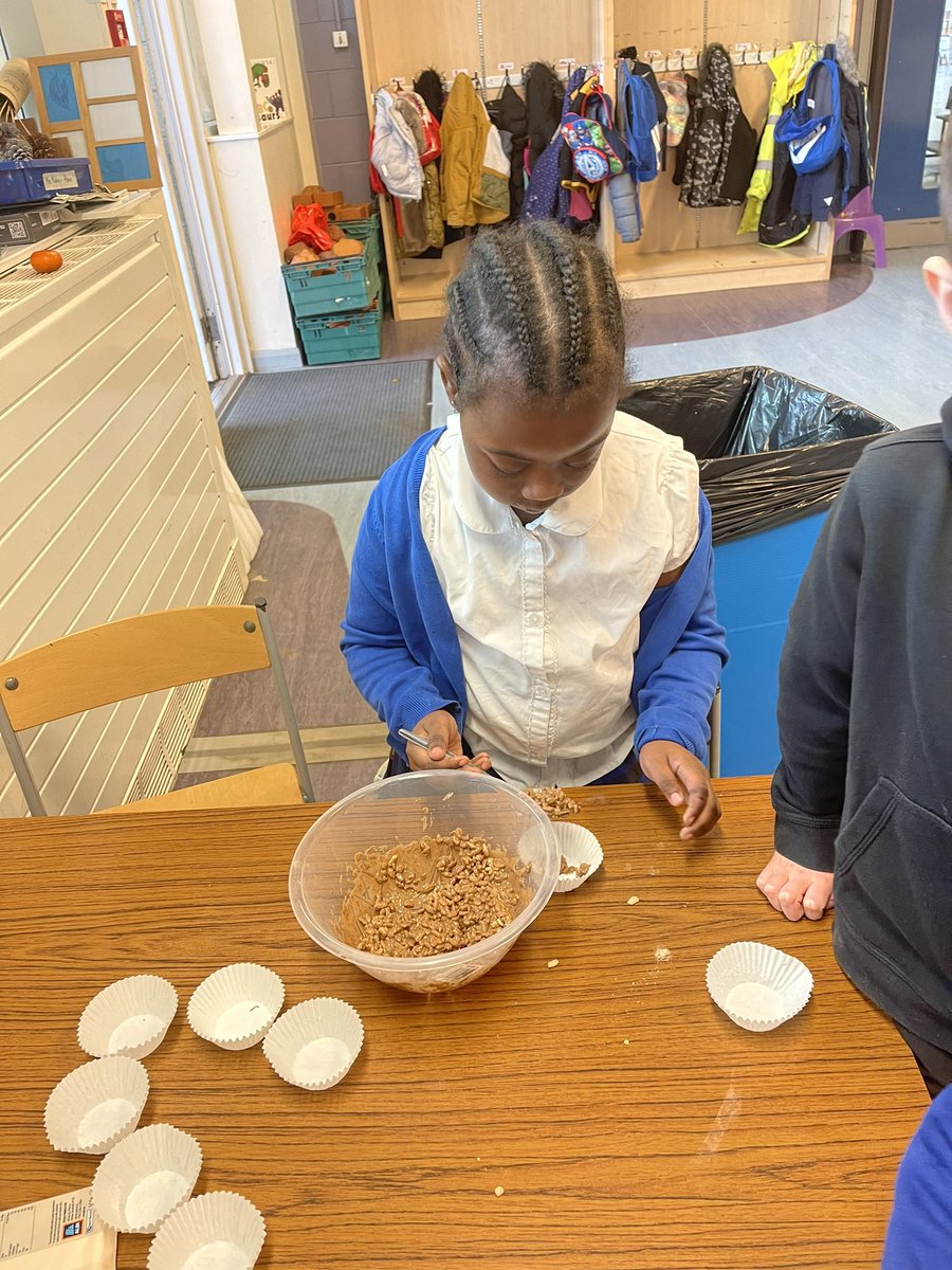 MissMachray's tweet photo. Primary 1 also had fun making the chocolate rice crispie cakes in school! These definitely went down a treat 😊 the children are looking forward to seeing what’s next with Halli Bear! @HaghillTeam @TheHFGlasgow https://t.co/DCc1Od2Iso