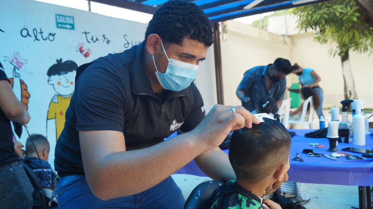 Zona8MTDH's tweet photo. Como parte de la labor social y corresponsabilidad ciudadana que realiza New York Barber Shop, un grupo de 8 profesionales de esta academia hicieron cortes de cabello y manicure a niños y niñas que reciben acogida del MIES en Casa Hogar #Guayaquil. 

#JuntosLoLogramos https://t.co/REtwoEx5fh