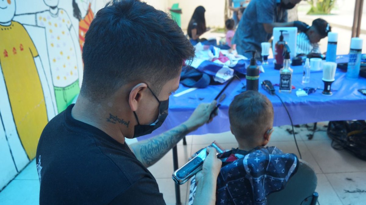 Zona8MTDH's tweet photo. Como parte de la labor social y corresponsabilidad ciudadana que realiza New York Barber Shop, un grupo de 8 profesionales de esta academia hicieron cortes de cabello y manicure a niños y niñas que reciben acogida del MIES en Casa Hogar #Guayaquil. 

#JuntosLoLogramos https://t.co/REtwoEx5fh