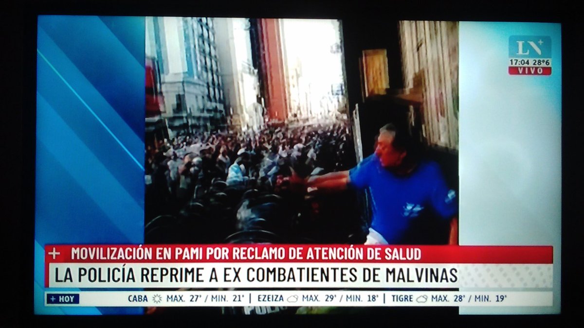 BetancurFufy's tweet photo. #ElPeorGobiernoDeLaHistoria 
Una locura!!. 
A nuestros #Veteranos de Malvinas🇦🇷 los reprimen en la puerta del #PAMI @PAMI_org_ar, por reclamar por su prestación médica.  
Y pensar que a las Organizaciones Sociales que rompen todo y viven de arriba, no los tocan y les dan más. https://t.co/9SAORyYCYP
