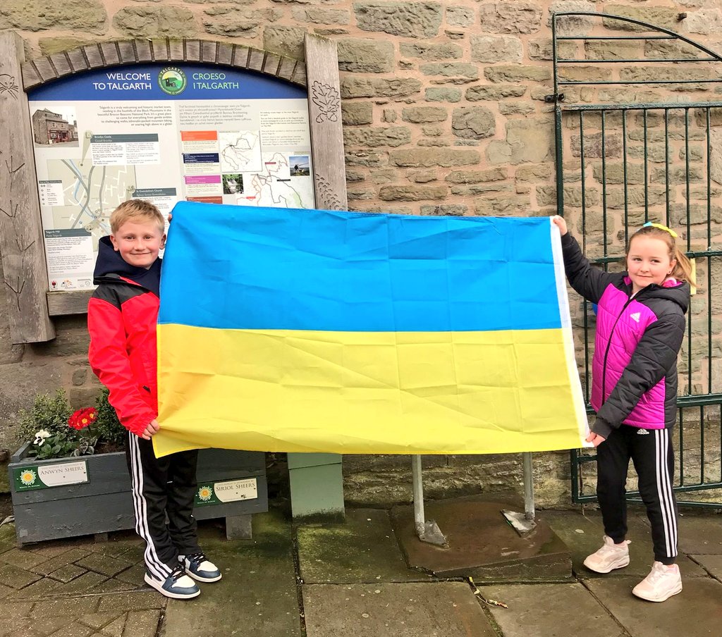 WmPowell2021's tweet photo. Special thanks to @elston_l & @shannonexrx for inspiring tonight's act of solidarity with #Ukraine at #Talgarth #TownHall including pupils from @YsgolDu & @GwernyfedHS. Thoughtful words from our Mayor #CllrPhilLewis & a moment of silent reflection #NoToWar🌻 #StandingforUkraine🕯 https://t.co/GVUpQxdgq1