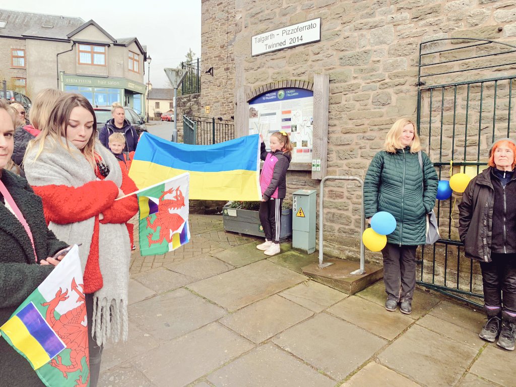 WmPowell2021's tweet photo. Special thanks to @elston_l & @shannonexrx for inspiring tonight's act of solidarity with #Ukraine at #Talgarth #TownHall including pupils from @YsgolDu & @GwernyfedHS. Thoughtful words from our Mayor #CllrPhilLewis & a moment of silent reflection #NoToWar🌻 #StandingforUkraine🕯 https://t.co/GVUpQxdgq1