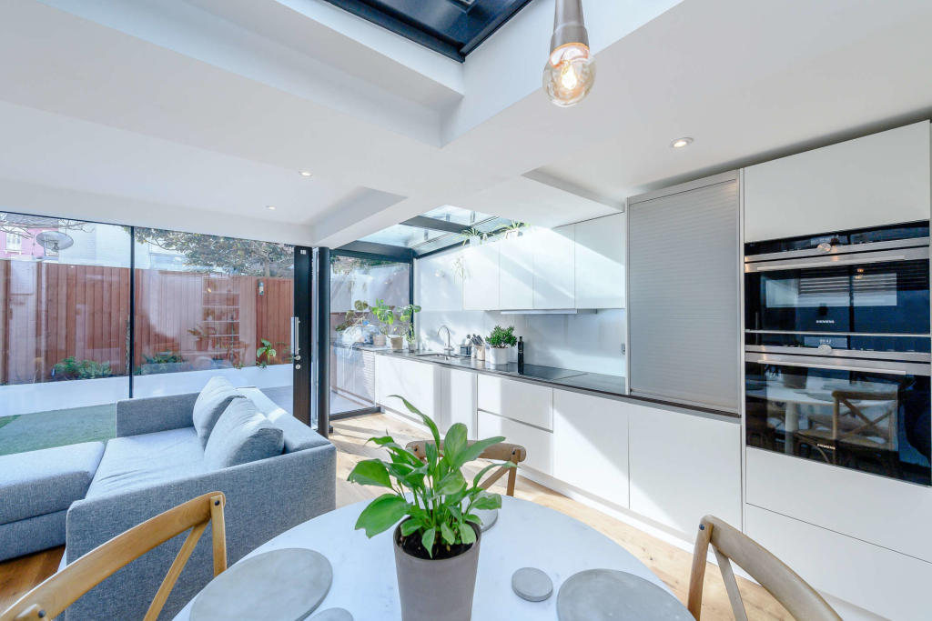 YopaProperty's tweet image. So much natural light 🌤️
​
​​Find out more: bit.ly/36phb9X 
​​
​🌳 Private garden
​🚊 Great transport links
​🎉 Ideal for entertaining

​​This stunning two bedroom #gardenflat #renovated to an extremely high standard throughout with private south-facing rear garden.