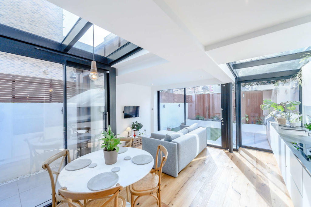YopaProperty's tweet image. So much natural light 🌤️
​
​​Find out more: bit.ly/36phb9X 
​​
​🌳 Private garden
​🚊 Great transport links
​🎉 Ideal for entertaining

​​This stunning two bedroom #gardenflat #renovated to an extremely high standard throughout with private south-facing rear garden.
