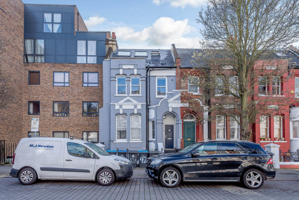 YopaProperty's tweet image. So much natural light 🌤️
​
​​Find out more: bit.ly/36phb9X 
​​
​🌳 Private garden
​🚊 Great transport links
​🎉 Ideal for entertaining

​​This stunning two bedroom #gardenflat #renovated to an extremely high standard throughout with private south-facing rear garden.