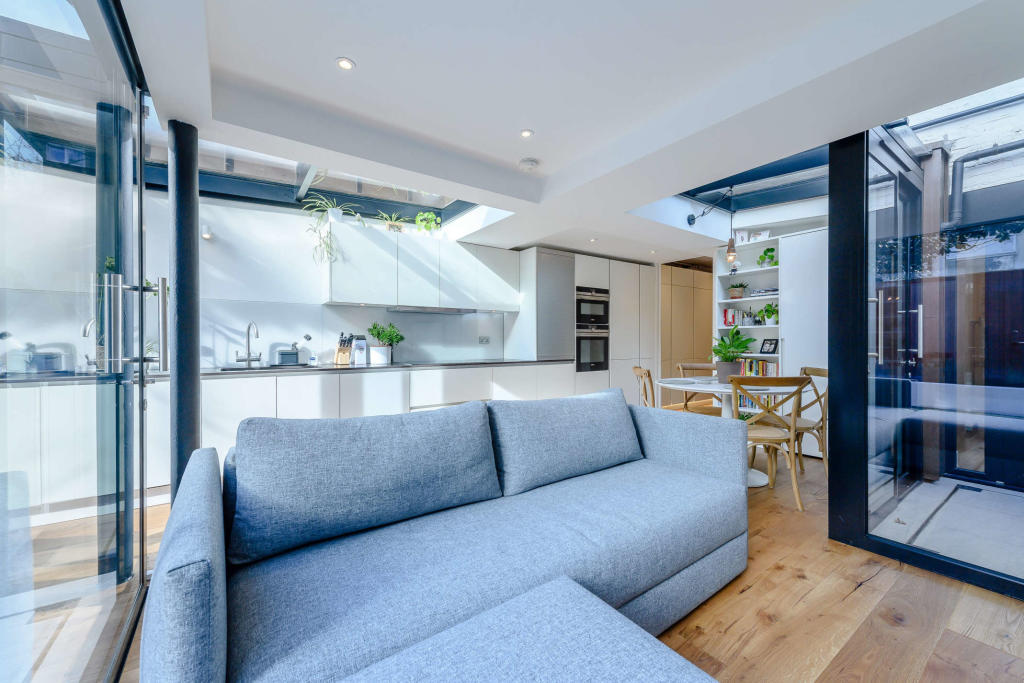 YopaProperty's tweet image. So much natural light 🌤️
​
​​Find out more: bit.ly/36phb9X 
​​
​🌳 Private garden
​🚊 Great transport links
​🎉 Ideal for entertaining

​​This stunning two bedroom #gardenflat #renovated to an extremely high standard throughout with private south-facing rear garden.