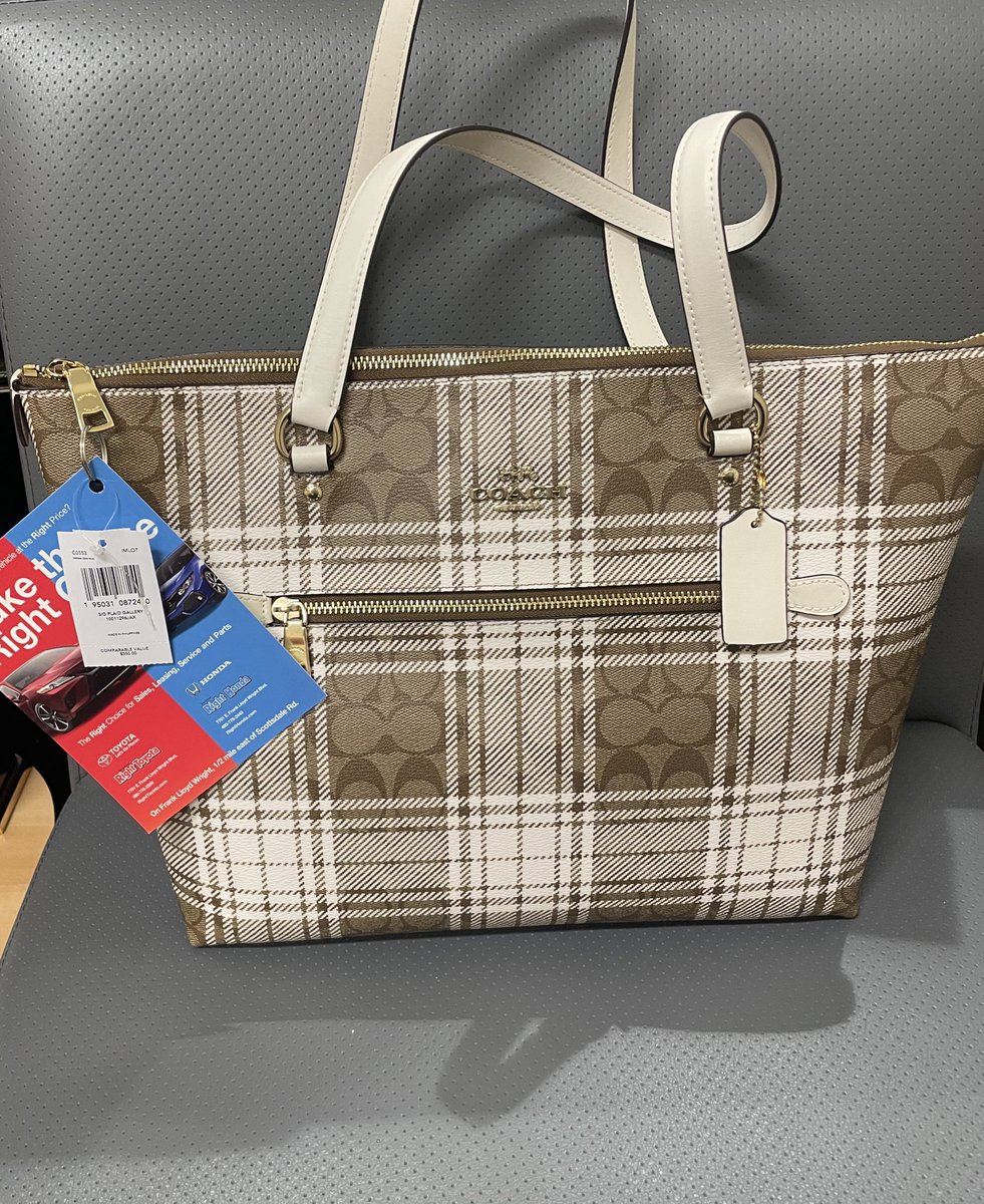 This Coach Tote will go to the last woman standing in our #Charity #Poker Tournament this weekend! Thank you @righttoyota for the donation! #phoenix #scottsdale #springtraining #mlb #athletes #disability #adaptive #adaptiveathlete #marchmadness #sanfrancisco #giants