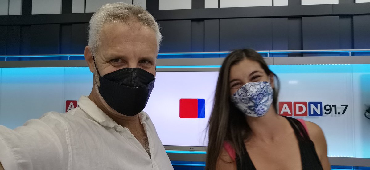 AndreaObaid's tweet photo. Estamos en nuestra sección de @CocinaLabChile hablando de la ciencia del pan con @alejroth. Escucha #TuNuevoADN en @adnradiochile 🍞🥐🥖🥨 https://t.co/qq6TFCH08y