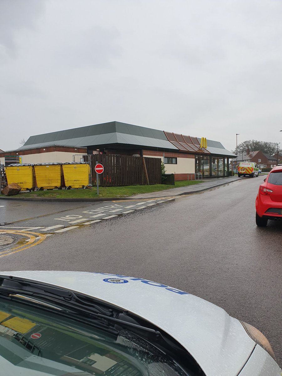 BillesleyWMP's tweet photo. #PCPAYNE &amp; #PCSOWEN out and about covering our local hotspot areas. #PCRAIN is out too ! 🌧🌧☔ https://t.co/bYNIRi1VKZ