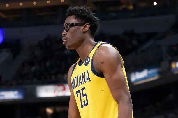 TheBucketJam's tweet photo. Hoy cumple 22 años Jalen Smith, actual jugador de los Pacers.
Elegido por la franquicia de los Suns con el Pick No. 10 en el 2020, fue intercambio esta temporada a los Pacers a cambio de Aaron Holiday.
Un pibe con un futuro interesante 👀 https://t.co/jt5TmDnQ5K
