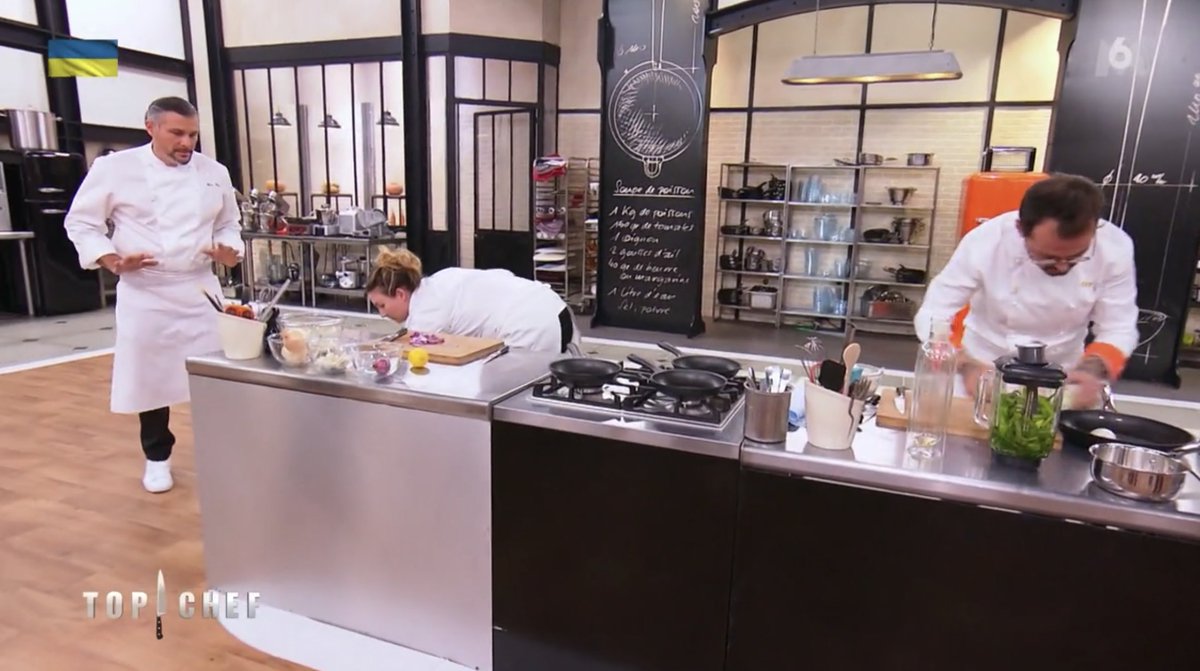 TopChefOOC's tweet photo. - Bon alors quel oignon on cuisine aujourd'hui ? 
- Le mien chef 
- Arnaud, je parlais de la recette autour de l'oignon
- Ah yes moi aussi tqt
#TopChef https://t.co/UA1o5Ogpsq