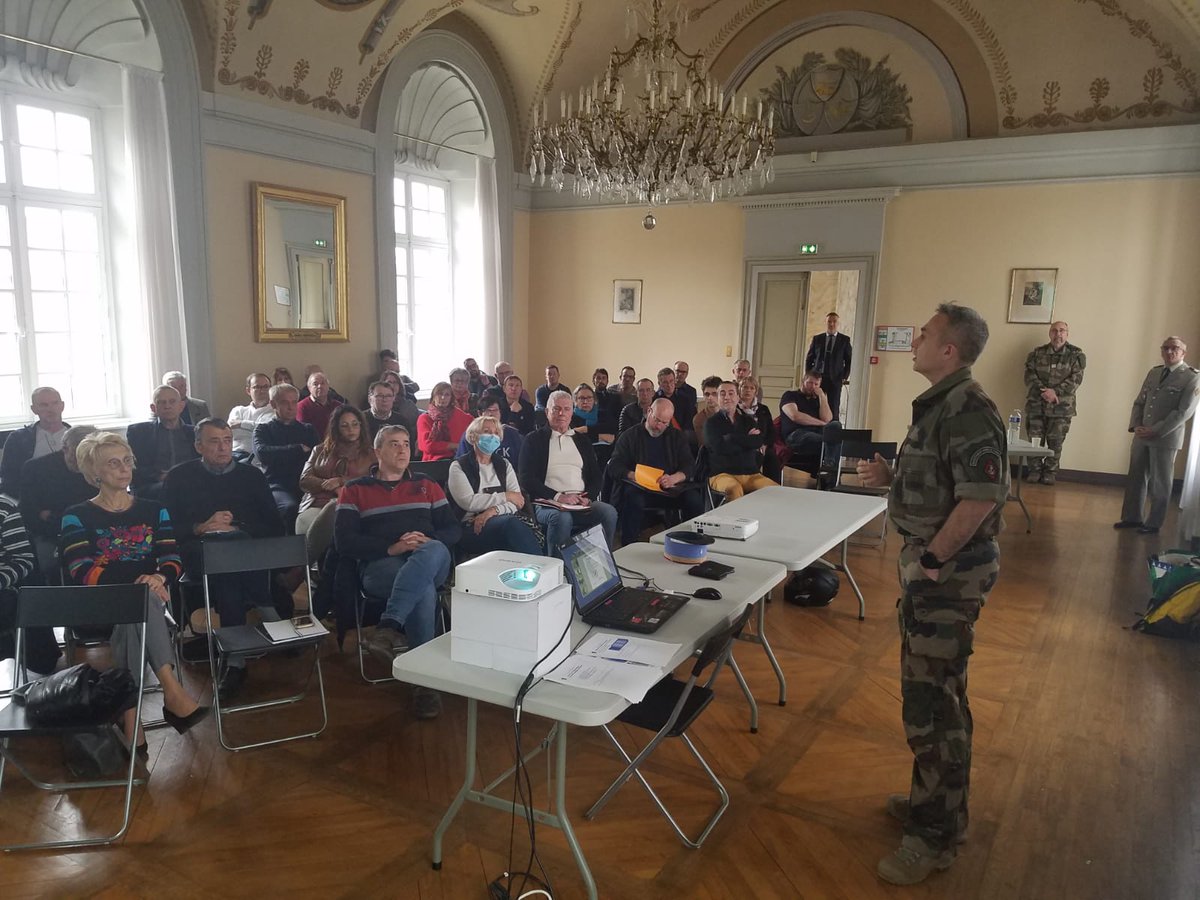 DMD_42's tweet photo. RĂ©union #CorDef Ă Montbrison: information de la @DMD_42, du CIRFA et de lâONAC-VG vers nos Ă©lus des municipalitĂ©s.
@Prefecture42 @Dep_Loire42 https://t.co/vT9PGP27B5