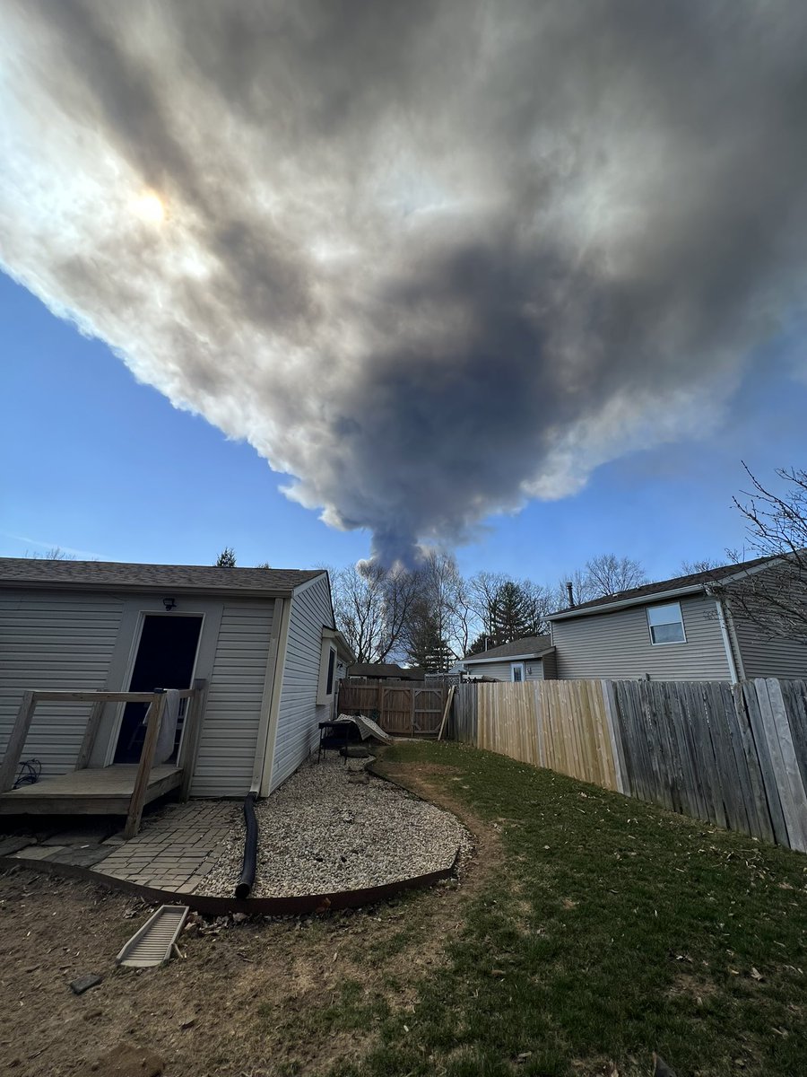 sll0622's tweet photo. Large smoke cloud blocking out sun at our home due to massive fire at WalMart Distribution center in Plainfield, Indiana https://t.co/KX1uwlWgPz