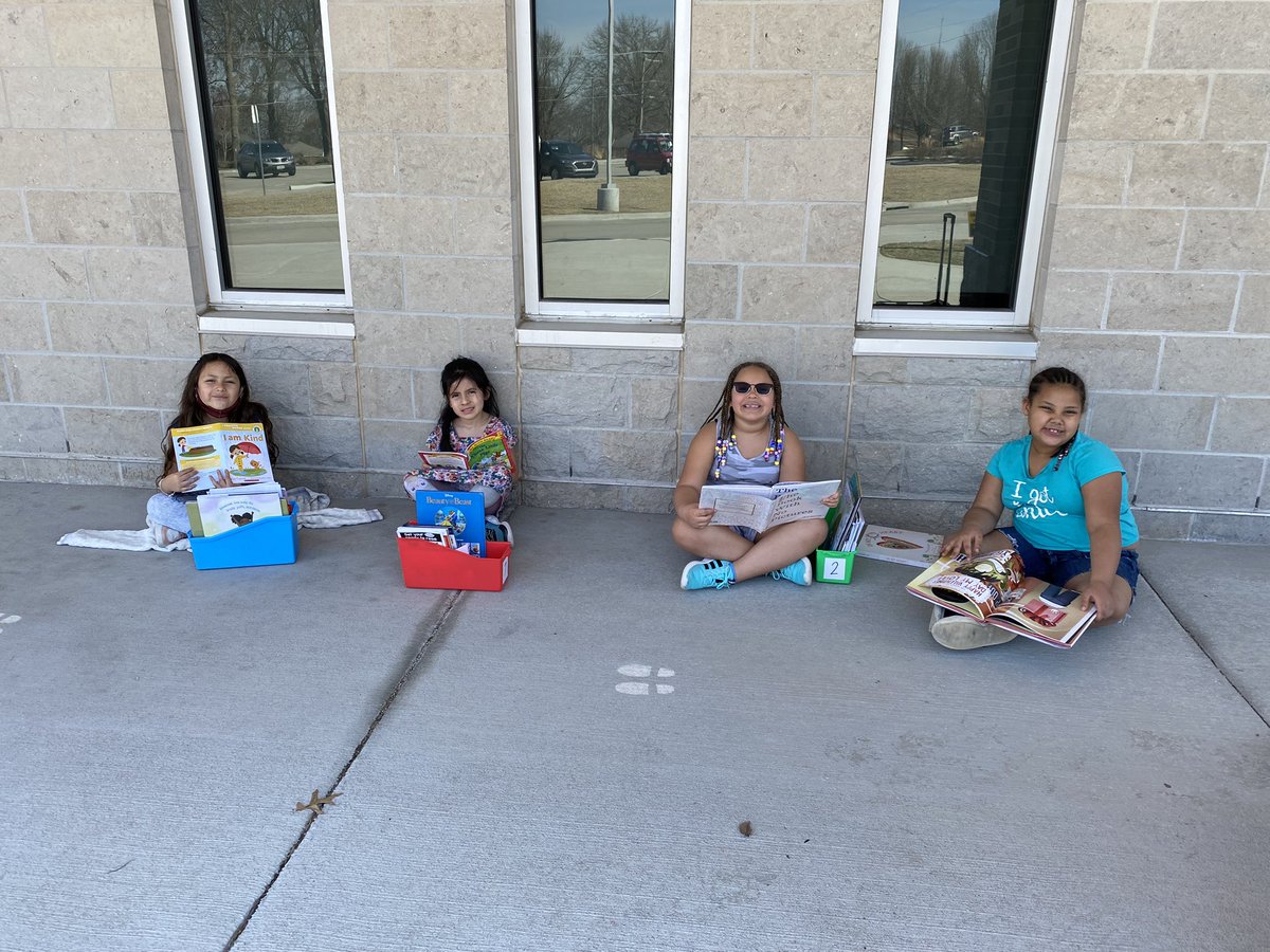 MsGreenwood5861's tweet photo. 1st grade loved getting to spend some time reading outside with friends! @Cassell_Park @ClassWithMrsC @RodabaughKelli #isdfirst #isdstrong https://t.co/k6b2UyxQP7
