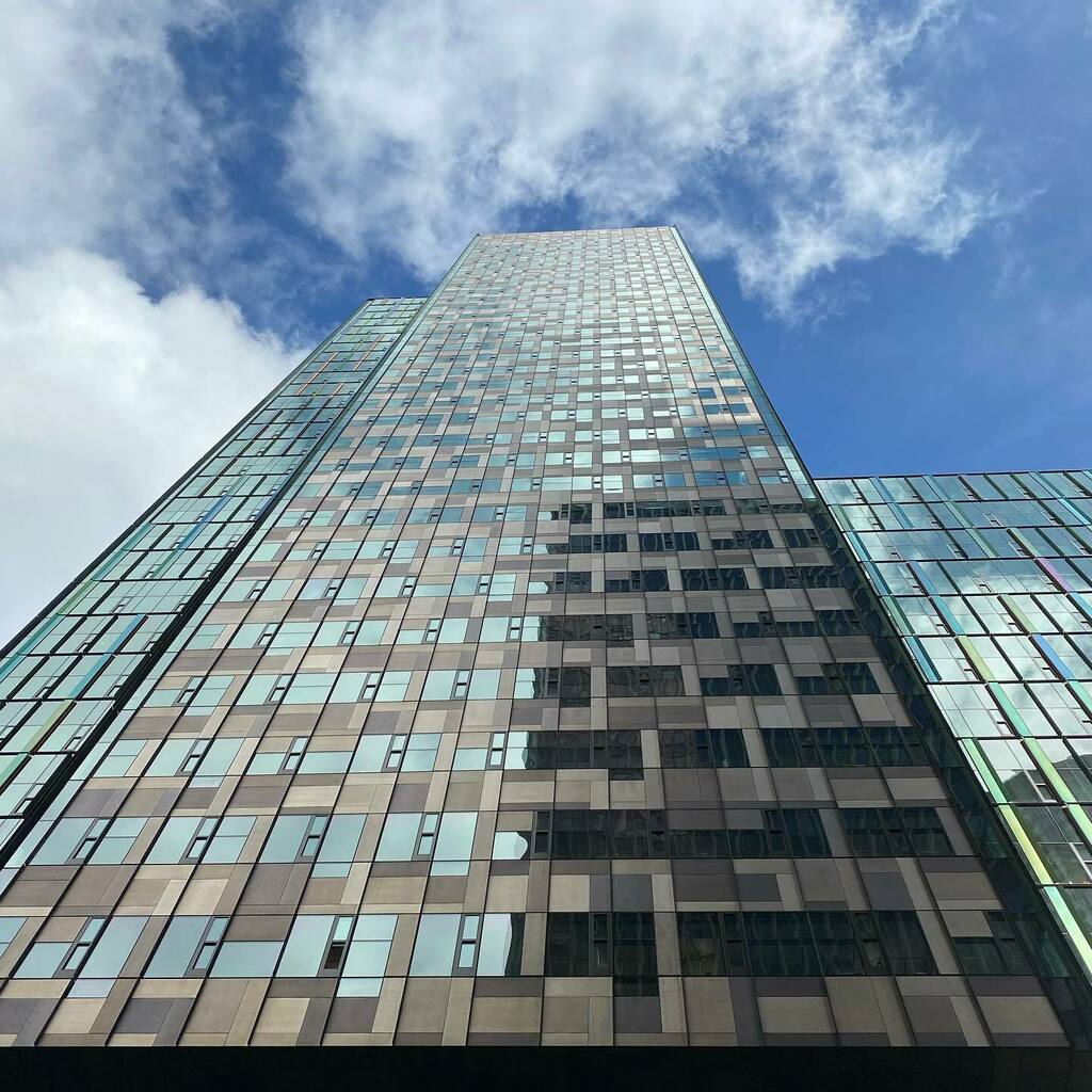Taricco's tweet photo. #LookUp #Seattle https://t.co/kKWr8K8KzP https://t.co/QaGuQ2jLro