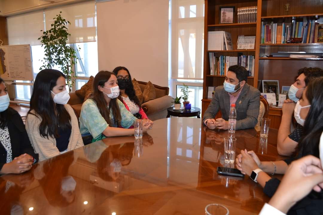 FSP_Tarapaca's tweet photo. Recién llegados desde sus regiones a la Región de Tarapacá, 12 profesionales de Fundación Superación de la Pobreza – SERVICIO PAÍS realizaron una visita protocolar al Gobernador de Tarapacá, José Miguel Carvajal.
@Gore_Tarapaca

#iquique #tarapaca #tamarugal https://t.co/4agVWZeSse