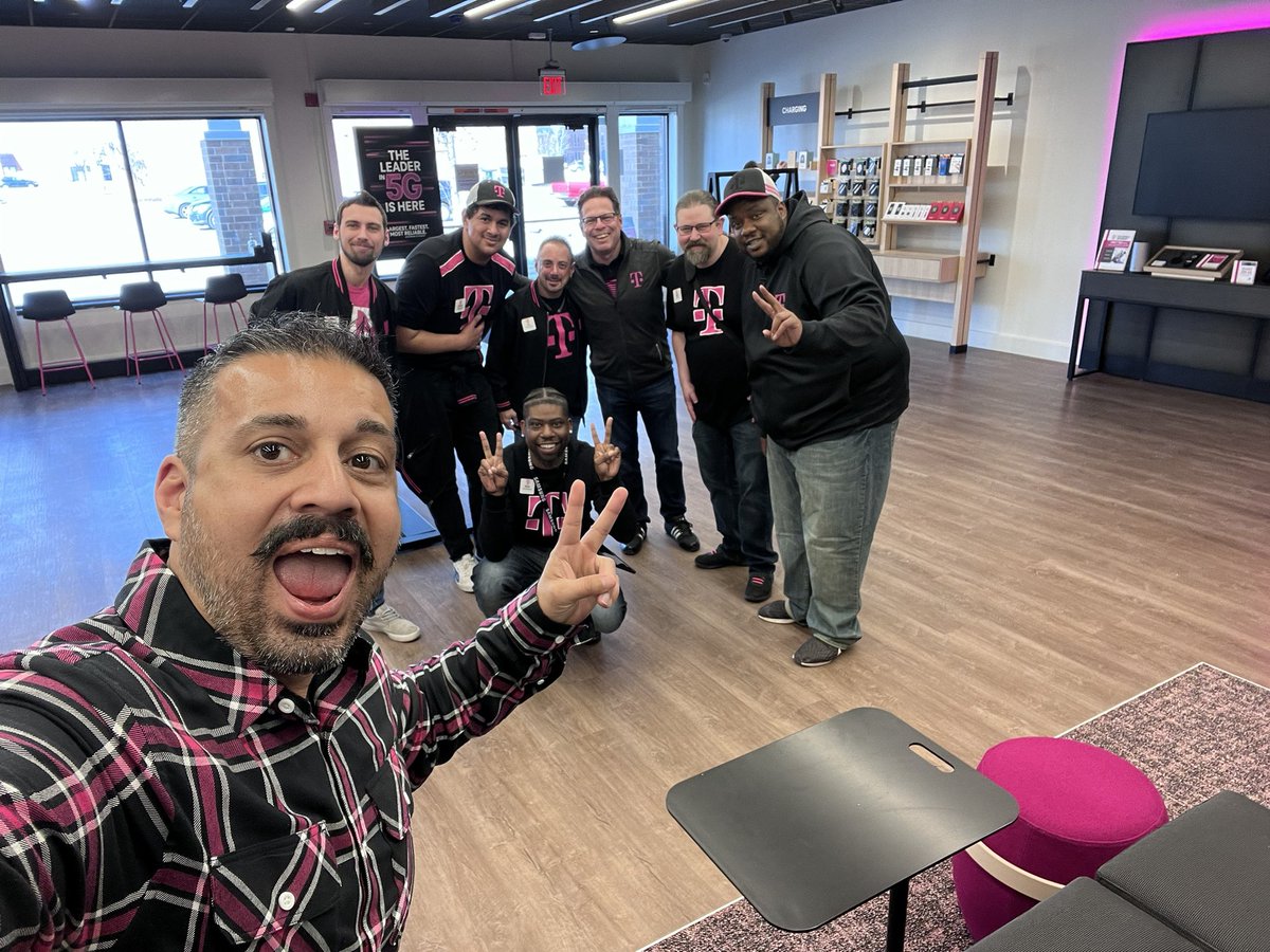 asadirfan's tweet image. Awesome visits in Milwaukee with @RJGomezIII spreading some #MidwestMagic 🙌🏽 When visiting, we had to visit the #1 store in the market and @SenorBayaTMO is doing some incredible things! He’s another reason why #TheNorthNeverSleeps 🦉