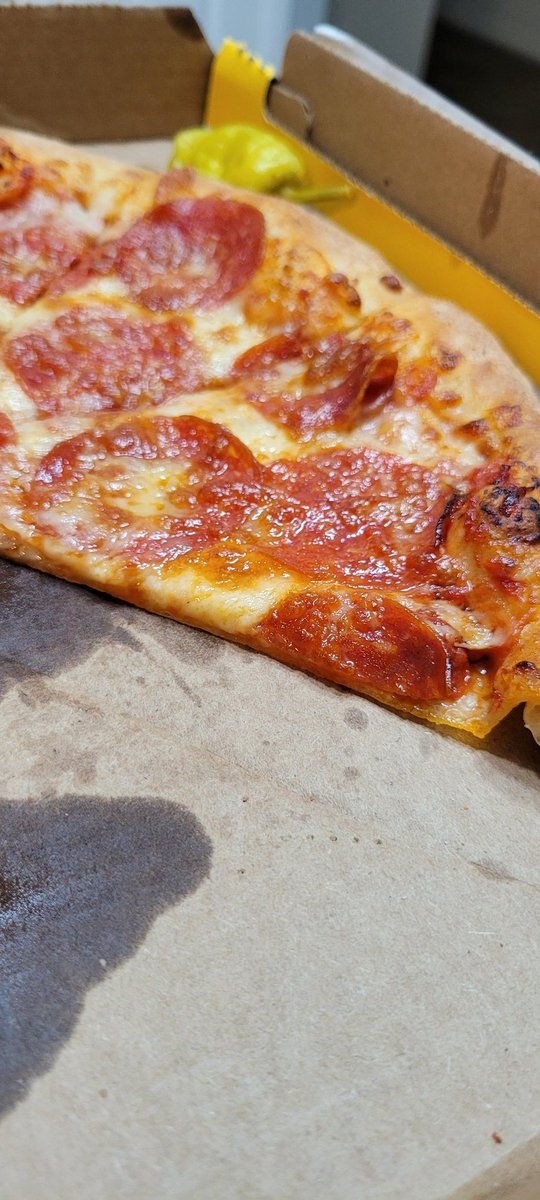 ShakPJohn's tweet photo. C'mon @PapaJohns. You call this a regular, "pillowy" crust pizza with extra cheese??? Broke my heart 😤 https://t.co/0QdAcLzz58