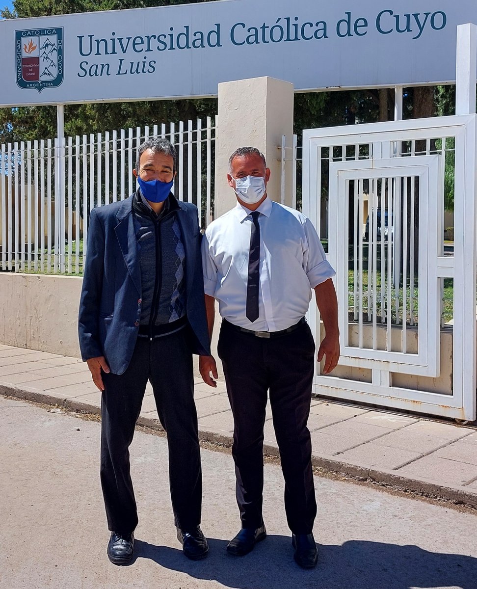 disputatio's tweet photo. Valorar
En estos días cumplí 31 años dando clases y con ello valoro mi vocación. También a las personas que son las primeras que veo al entrar a cada una de las escuelas donde trabajo: los porteros. Ellos son los que cumplen puntualmente y en la puerta te brindan su cordialidad https://t.co/4ABp2y1KYy