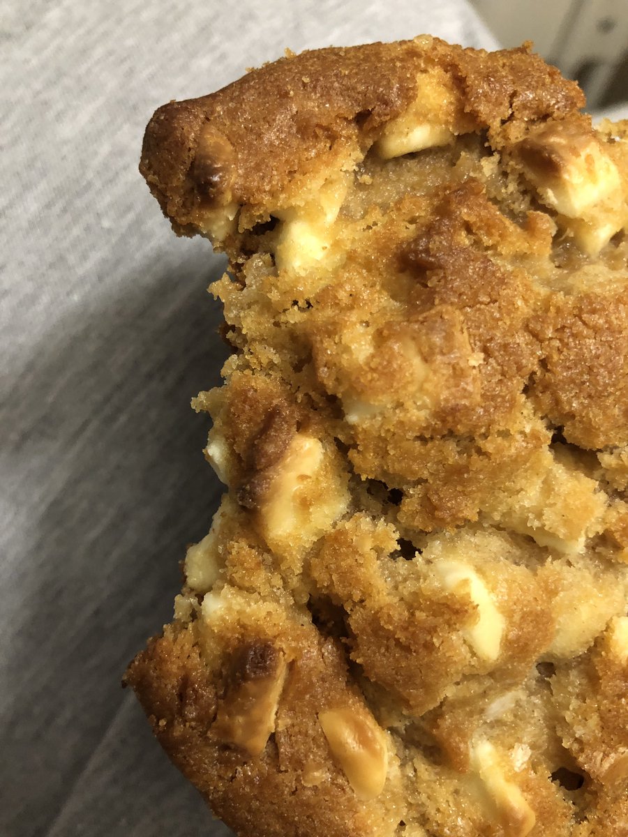 Emma_mehh's tweet photo. @kfc someone really took a bite outta my boyfriends cookie 😭
thought it just broke off but that’s a whole ass tooth mark in the chip i’m 🧍‍♀️ https://t.co/mzrv3eraCS