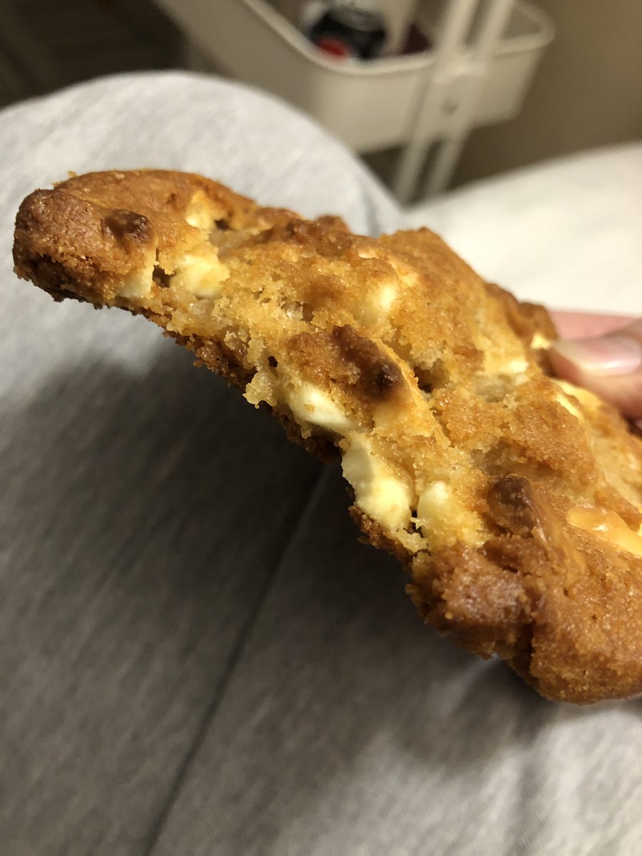 Emma_mehh's tweet photo. @kfc someone really took a bite outta my boyfriends cookie 😭
thought it just broke off but that’s a whole ass tooth mark in the chip i’m 🧍‍♀️ https://t.co/mzrv3eraCS
