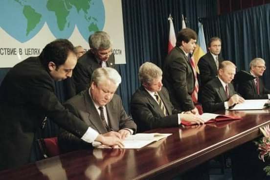 معاهدة بودابست عام 1994م والتي وقعتها اوكرانيا مع امريكا و روسيا و بريطانيا.و بموجبها تتخلى اوكرانيا عن جميع أسلحتها النووية مقابل : 

● ضمان امن  و وحدة الأراضي الأوكرانية 
● مساعدات سنوية بقيمة 400 مليون دولار لاوكرانيا 
● احماية اوكرانيا ضد اي خطر خارجي .

تعلموا من الماضي