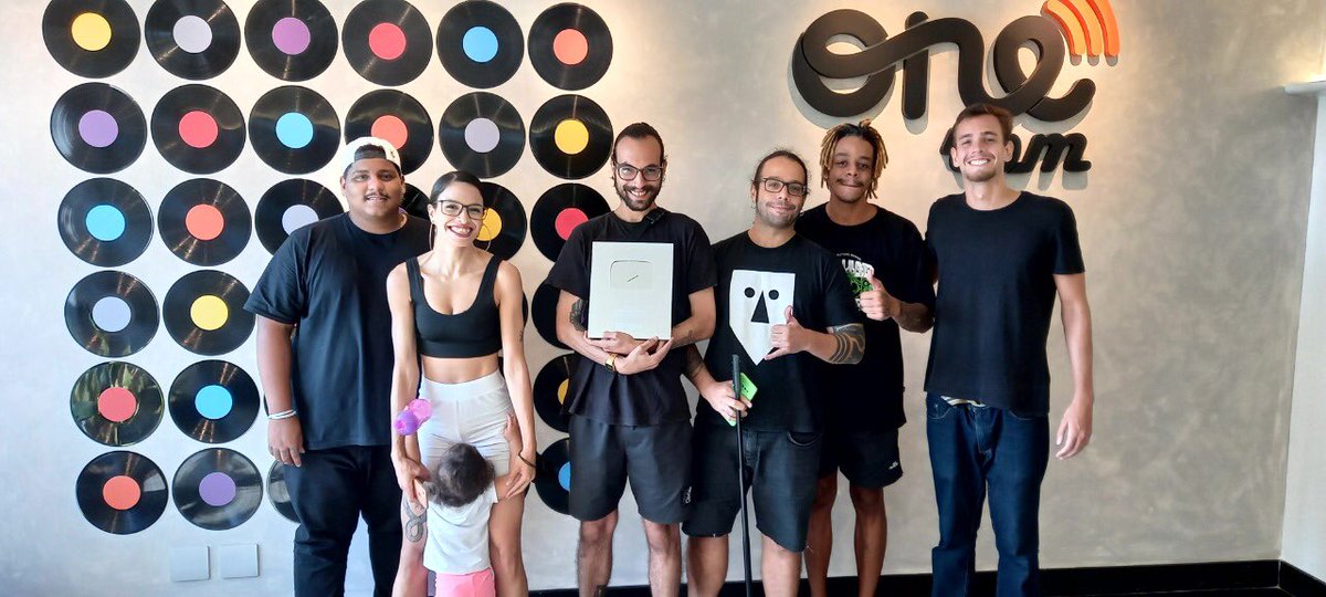 Recebemos a placa de 100.000 inscritos! Obrigada a todos q nos acompanham, aos artistas que colaboram conosco a <a href="/ONErpmbr/">ONErpm Brasil</a> e equipe BGS <a href="/rennxnguerrx/">Rennxn</a> <a href="/diegopadilha/">Chirrín Chirrión do Diabo</a> <a href="/diniBoy13/">diniBoy</a> <a href="/yvieeeeeeee/">Yve</a> <a href="/sarracomrespect/">Louquera</a> @kittyquerbem @21queztions <a href="/wanscheeffer/">dirigido por</a> @da1soconocudele