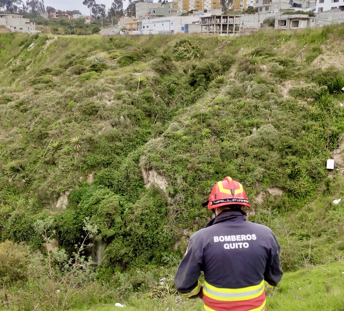 BomberosQuito's tweet photo. 🚛 Hace pocos minutos, atendimos una emergencia por la caída de un camión al interior de una quebrada en el sector de Carcelén Bajo, norte de Quito. 

🧑‍🚒 Afortunadamente ninguna persona resultó herida. 

🚒 Nuestro equipo brinda seguridad en el lugar hasta el retiro del vehículo. https://t.co/qLqXg18XeQ