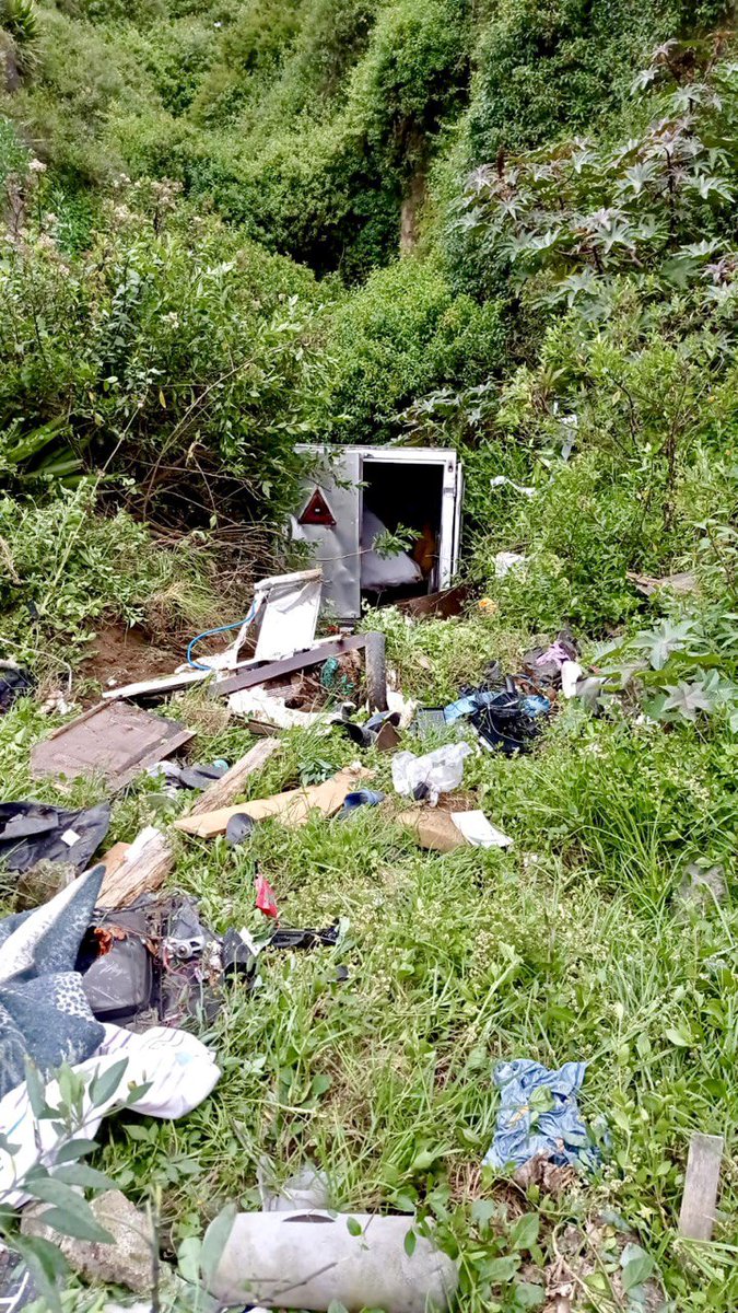 BomberosQuito's tweet photo. 🚛 Hace pocos minutos, atendimos una emergencia por la caída de un camión al interior de una quebrada en el sector de Carcelén Bajo, norte de Quito. 

🧑‍🚒 Afortunadamente ninguna persona resultó herida. 

🚒 Nuestro equipo brinda seguridad en el lugar hasta el retiro del vehículo. https://t.co/qLqXg18XeQ
