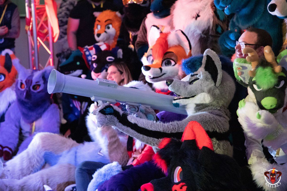 RayBleiz's tweet photo. Une bien belle photo de Melko pendant que j'étais au milieu d'une bonne bande de copains lors de la FurCalvaDance. 🎉
#fursuitfriday
#FCD #FCD3 #furcalvadance https://t.co/aw1SYfj1Kk