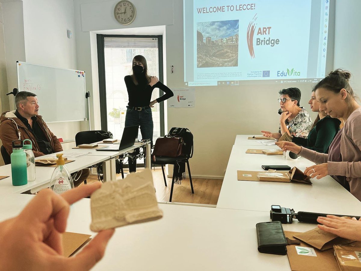 ArrabalAID's tweet photo. En #Lecce en encuentro de seguimiento y evaluación del proyecto #ArtBridge #ErasmusPlus donde entidades de #Polonia 🇵🇱, #Portugal 🇵🇹, #España 🇪🇸 e #Italia 🇮🇹 planificamos actividades y conocemos herramientas en torno a la arteterapia. https://t.co/rWfyWpulDE