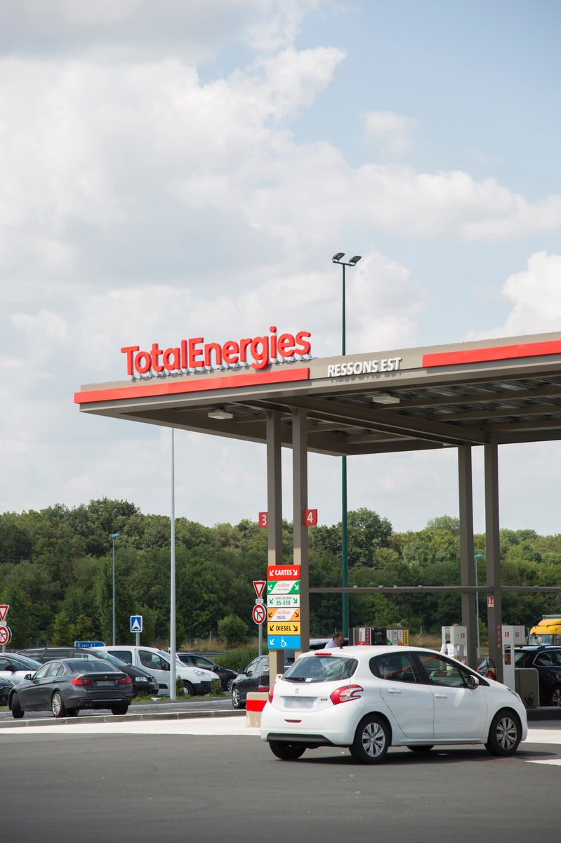 PPouyanne's tweet photo. 🇫🇷⛽️ Face à la hausse des prix du pétrole, nous étendons l'action de #solidarité sur les #carburants routiers que nous avions décidée mi-février. Au 1er avril, notre #remise en caisse de 10 cts/L sera donc appliquée dans toutes les stations-service @TotalEnergies en France. https://t.co/w4JYc89dnO