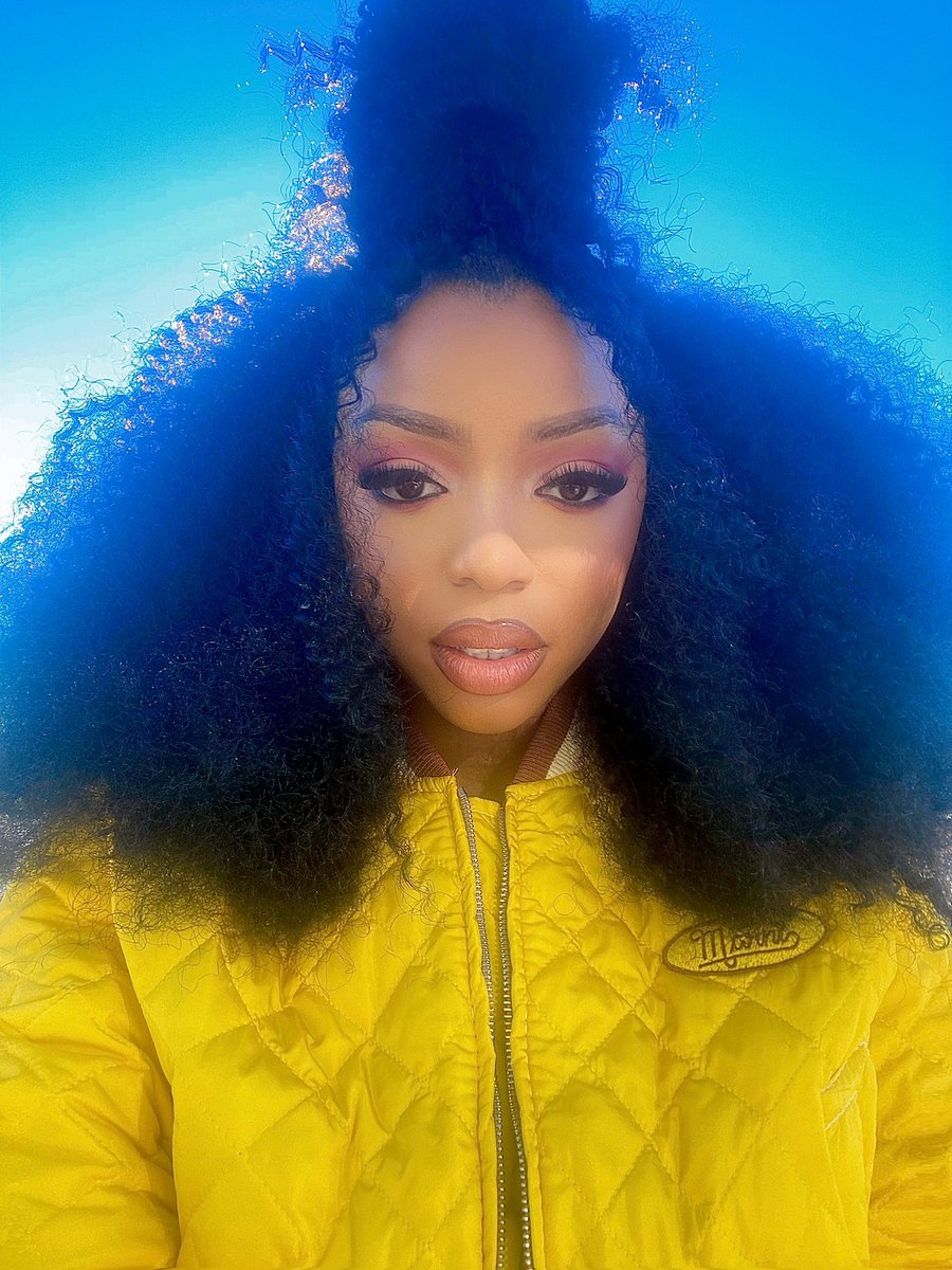 ChloeBailey's tweet photo. you are my sunshine ☀️🌻 https://t.co/aeSaoqKdO7
