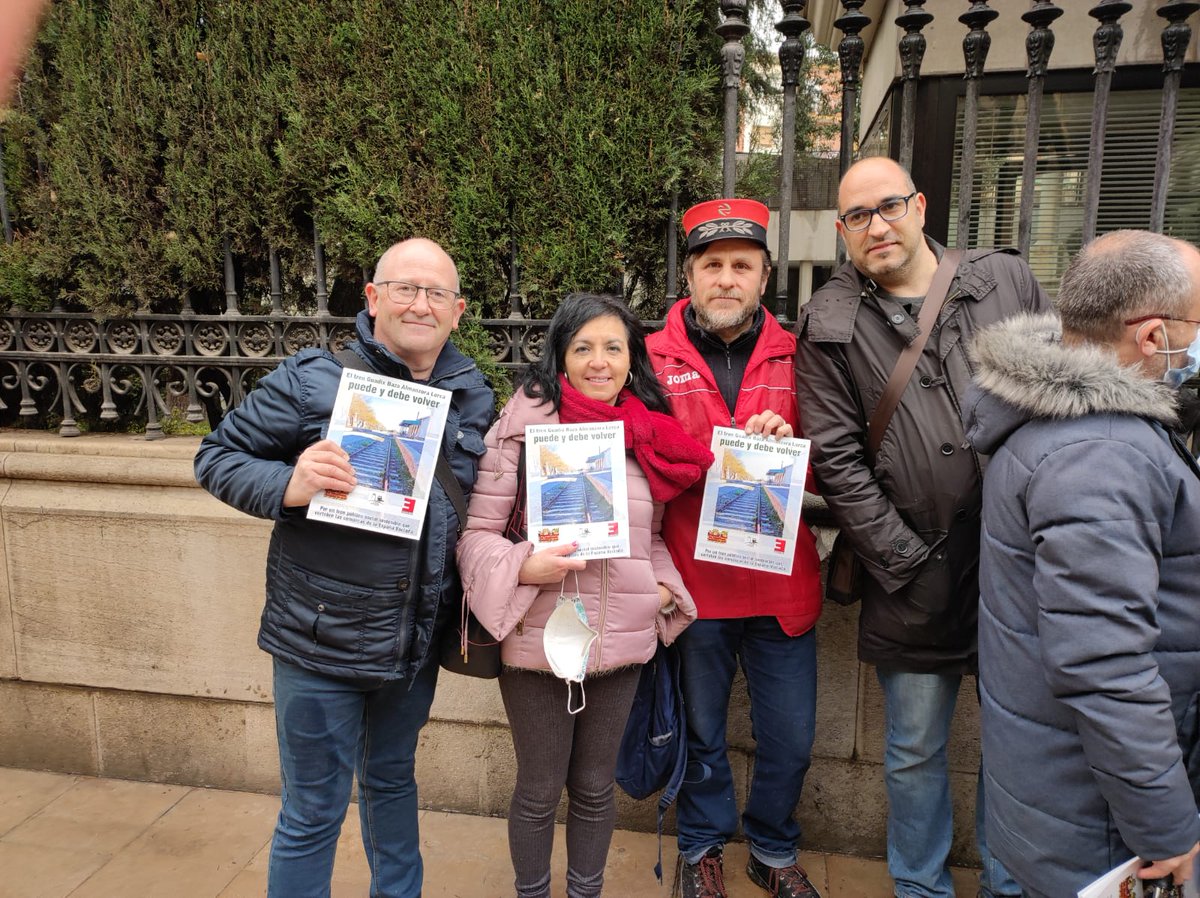 Mujeres al tren en la presentación del libro "El tren Guadix Baza Almanzora Lorca puede y debe volver". Hoy, los colectivos en defensa del ferrocarril hemos defendido, una vez más, al tren como medio de transporte vertebrador, impulsor de la economía y sostenible. #granada