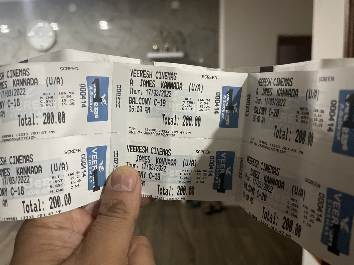 SanthoshAnand15's tweet photo. Tomo 6Am show veeresh Theatre👍 #HappyBirthdayPowerstar #James #Appusirliveson Love u Anna @PuneethRajkumar❤️❤️❤️ https://t.co/QkYRu1HBWp