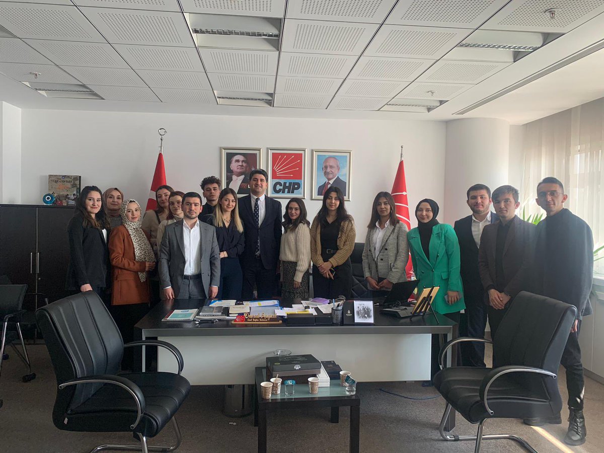onursaladiguzel's tweet photo. İstinye Üniversitesi Siyaset Kulübü’nden genç kardeşlerimi genel merkezimizde misafir ettim. Ziyaretleri için ve keyifli sohbetleri için teşekkür ediyorum. https://t.co/cDClDssw0v