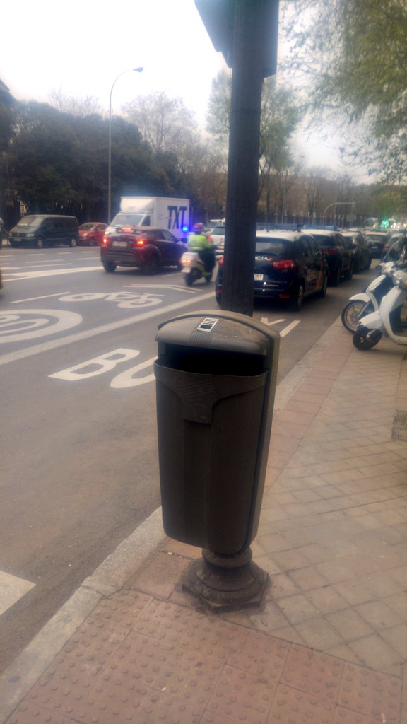 Bici_Solidaria's tweet photo. La @policiademadrid de @MADRID necesita urgentemente visitar un oftalmologo. No ven las infracciones de la @policia 

@policia tiene por rutina aparcar en el #carrilbus de la #RondaDeToledo poniendo en peligro a todas las usuarias de la calzada, especiamente #RoadVictims https://t.co/KR077RHMMN