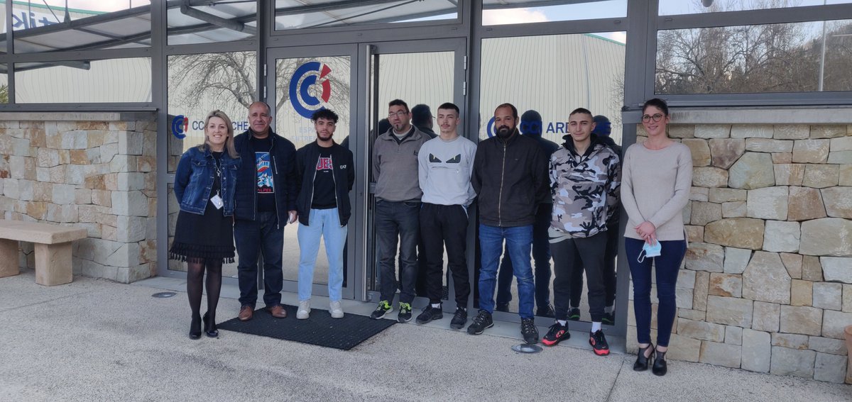 PE_Privas's tweet photo. @PE_Privas  avec la @CCIArdeche  au bilan de fin de formation habilitation électrique et fibre dans le cadre de la lutte contre les tensions de #Recrutement 
Sur les 7 candidats formés 6 ont réussi l’examen final 
#metiers https://t.co/bgBTNaUwKL