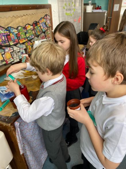 Carolside_PS's tweet photo. More photos of P4a learning about what makes a fair test. They have planted tomato seeds and decided on the factor they will change, keeping everything else the same. They are looking forward to observing them over time and watching them grow. #CPSSTEAM #ERSTEM #BSW22 https://t.co/IylSPQGQ1t